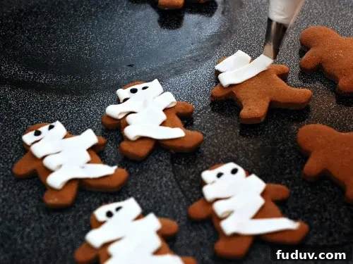Pumpkin Graham Cracker Mummies #Halloween by @TheRedheadBaker